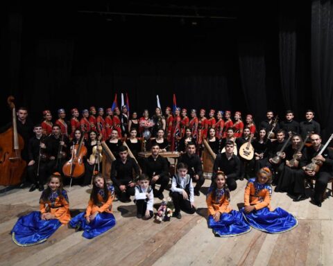 «Դուք բեմին վրայ ձեր պարերով կը խօսէիք». Նիւ Եորքի Շուշի պարախումբի ելոյթը Գիւմրիի մէջ