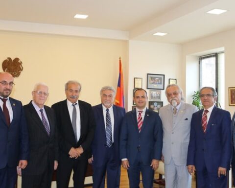 ՌԱԿ Կեդրոնական Վարչութեան պատուիրակութիւնը այցելեց ՀՀ Սփիւռքի գործերու գլխաւոր յանձնակատար Պրն. Զարեհ Սինանեանին