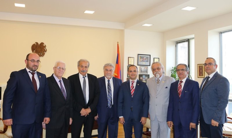 ՌԱԿ Կեդրոնական Վարչութեան պատուիրակութիւնը այցելեց ՀՀ Սփիւռքի գործերու գլխաւոր յանձնակատար Պրն. Զարեհ Սինանեանին