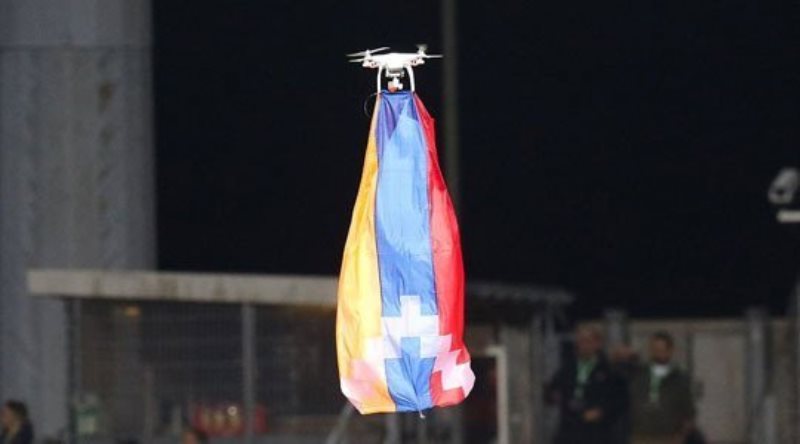Պաքու «կատղած է»  Արցախի  դրօշի ծածանման դէպքին պատճառով եւ  բողոք   պիտի ներկայացնէ