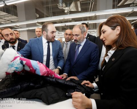 Վարչապետը ներկայ գտնուած է Երեւանի մէջ հագուստի նոր արտադրամասերու բացման