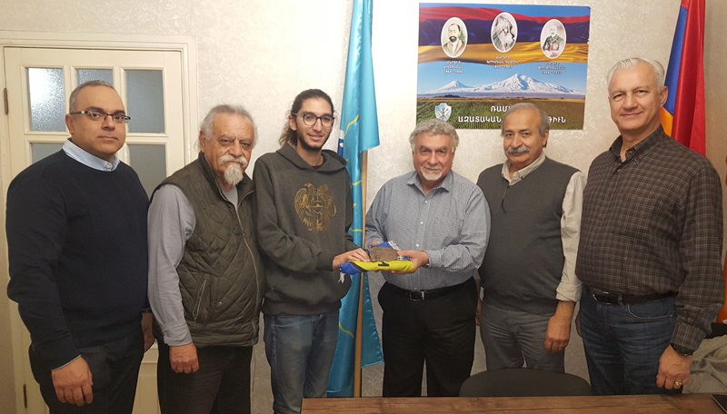 Արարատէն՝«Քարէ մասունք» եւ դրօշակ. Ընկ. Սեդրակ Պալեանի հանդիպումը ՌԱԿ Կեդրոնական Վարչութեան անդամներուն հետ