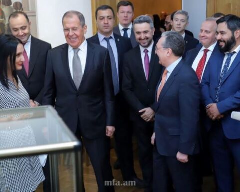 Լաւրով Հայաստան պաշտօնական այցի ծիրէն ներս Մնացականեանի հետ բացած է Հայրենական Մեծ պատերազմի յաղթանակի 75-ամեակին նուիրուած ցուցահանդէս
