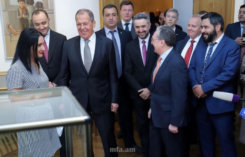 Լաւրով Հայաստան պաշտօնական այցի ծիրէն ներս Մնացականեանի հետ բացած է Հայրենական Մեծ պատերազմի յաղթանակի 75-ամեակին նուիրուած ցուցահանդէս