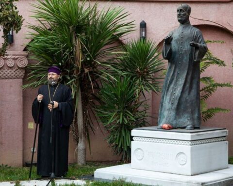 Պոլսոյ մէջ բացուած է Կոմիտասի յուշարձանը