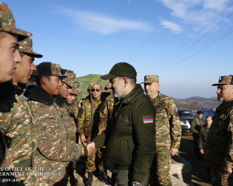 Անվտանգութիւնը, բանակը բոլոր առաջնահերթութիւններու առաջնահերթութիւնն է. վարչապետ Փաշինեանն այցելած է ՊԲ հիւսիսային հատուածի սահմանապահ դիրքեր