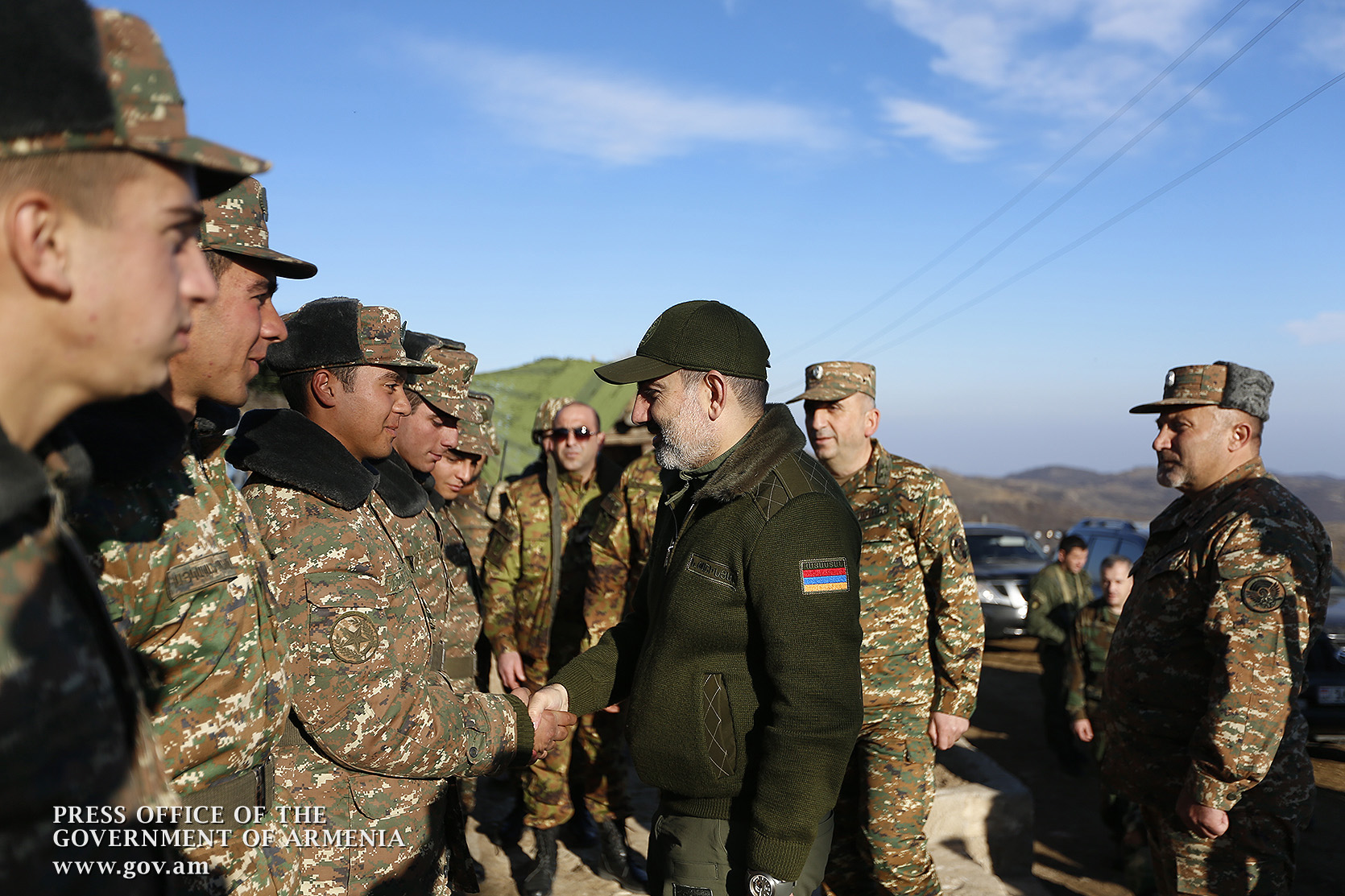 Անվտանգութիւնը, բանակը բոլոր առաջնահերթութիւններու առաջնահերթութիւնն է. վարչապետ Փաշինեանն այցելած է ՊԲ հիւսիսային հատուածի սահմանապահ դիրքեր