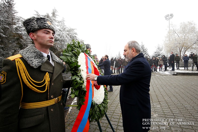 ՀՀ վարչապետն ու բարձրաստիճան պաշտoնեաները յարգանքի տուրք մատուցած են Բաքուի ջարդերու զոհերու յիշատակին