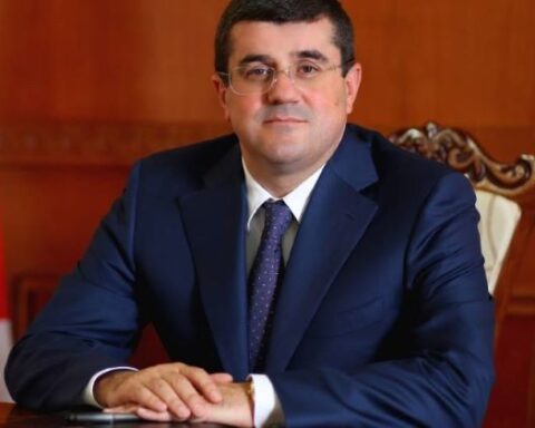 Արցախի նախագահ Արայիկ Յարութիւնեանի արագ քննութիւնը բացասական է, կը սպասեն PCR քննութեան