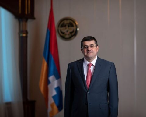 Կը շնորհաւորեմ բոլորս՝ Արցախի Հանրապետութեան օրուան առթիւ․ Արայիկ Յարութիւնեան