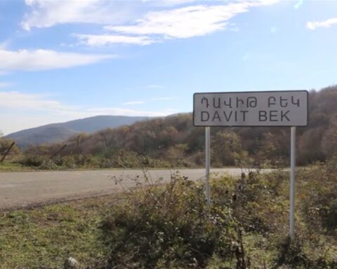 Սիւնիքի մարզի Դաւիթ Բեկ գիւղի բնակիչները սեփական միջոցներով կը վերականգնեն հրետակոծութեան վնասները