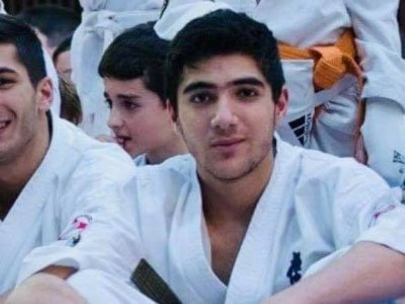 15 տարեկանին ատրպէյճանցիին նոքաութով պարտութեան մատնած Արթուրը իր կռիւը յաղթեց նաեւ մարտի դաշտին մէջ