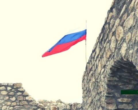 Ամարասի համալիրը ամբողջութեամբ կը վերահսկուի Պաշտպանութեան բանակի զօրքերու կողմէ. պարիսպին վրայ ՌԴ դրօշն է