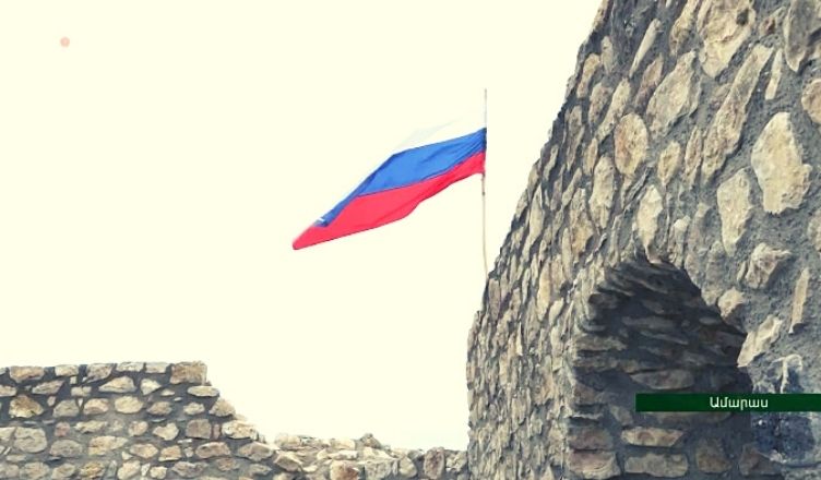 Ամարասի համալիրը ամբողջութեամբ կը վերահսկուի Պաշտպանութեան բանակի զօրքերու կողմէ. պարիսպին վրայ ՌԴ դրօշն է