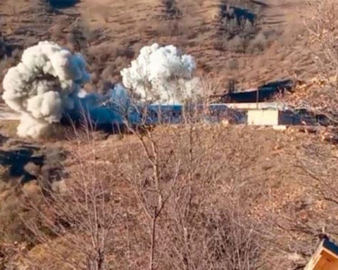 Այսօր Քարվաճառի շրջանը ամբողջութեամբ կ'անցնի Ատրպէյճանին. մոթոհրաձիգները լքած են տարածքը՝ պայթեցնելով զօրանոցներն ու զօրամասի այլ կառոյցները