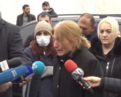 «Փաշինեանը ըսաւ՝ այդ 5 շրջանները անհասանելի են մեզի». Անհետ կորածներու ծնողները բողոքի ցոյց՝ զօրամասի դիմաց