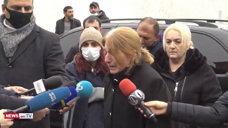 «Փաշինեանը ըսաւ՝ այդ 5 շրջանները անհասանելի են մեզի». Անհետ կորածներու ծնողները բողոքի ցոյց՝ զօրամասի դիմաց
