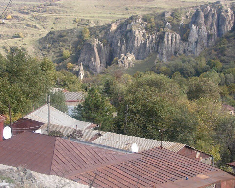 Քաշաթաղը յանձնելէ ետք Սիւնիքի Խոզնավար գիւղը երեք կողմէ շրջափակուած է ատրպէյճանական տարածքներով