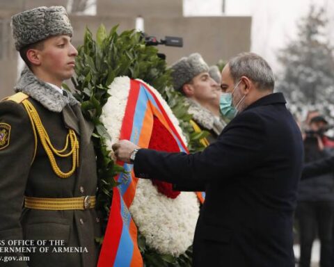 Բանակի օրուայ առթիւ վարչապետ Նիկոլ Փաշինեանն այցելած է «Եռաբլուր» պանթէոն