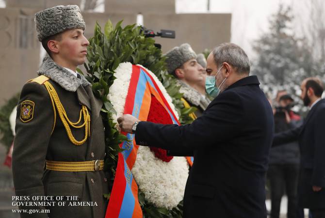 Բանակի օրուայ առթիւ վարչապետ Նիկոլ Փաշինեանն այցելած է «Եռաբլուր» պանթէոն