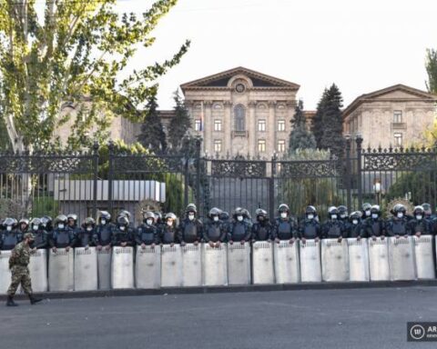 ԱԺ-ն ընդունեց երկրին մէջ ռազմական դրութիւնը վերացնելու մասին ընդդիմութեան նախագիծը