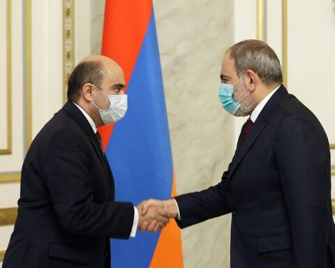 Վարչապետը Մարուքեանի հետ հանդիպման ժամանակ անթոյլատրելի համարած է ԶՈՒ ԳՇ հետ կապուած խնդիրն արտահերթ ընտրութիւններու հետ կապելը