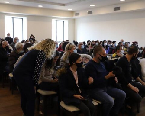 Շուրջ 100 Լիբանանահայեր մասնակցած են Զարեհ Սինանեանի մօտ հայրենադարձութեան խնդիրներով քննարկման