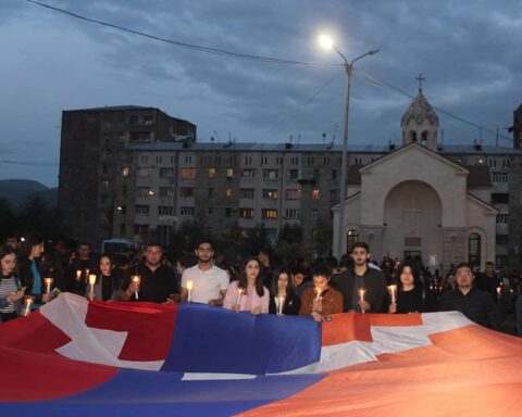 «Յիշո՛ւմ ենք, պահանջո՛ւմ ենք, ազատագրելո՛ւ ենք». Ստեփանակերտի մէջ կայացած է ջահերով երթ