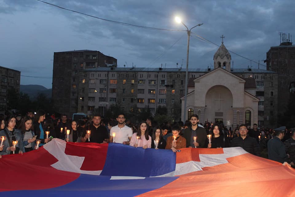 «Յիշո՛ւմ ենք, պահանջո՛ւմ ենք, ազատագրելո՛ւ ենք». Ստեփանակերտի մէջ կայացած է ջահերով երթ
