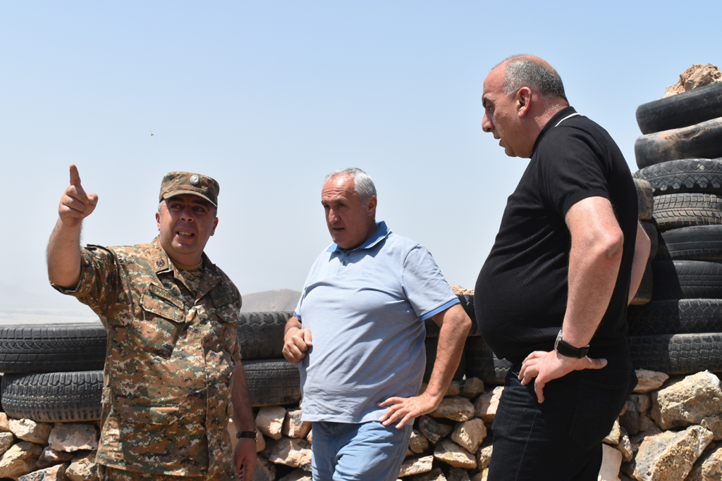 Այցելութիւն մարտական յենակէտեր