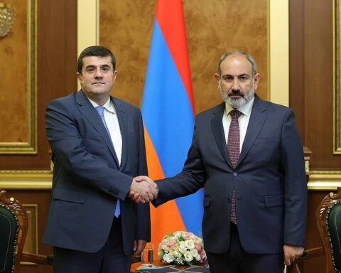 Մեր օրակարգի հարցերու հարցը Արցախի կարգավիճակի ճշգրտման խնդիրն է. Փաշինեանը հանդիպած է Յարութիւնեանի հետ