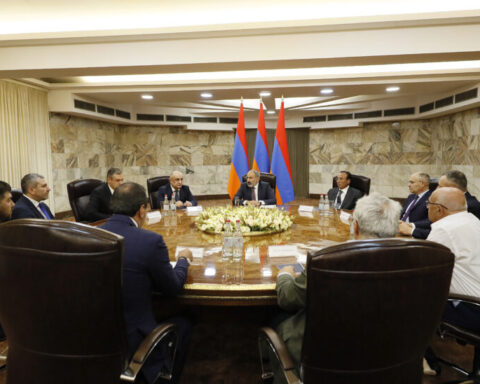 Պէտք է փորձենք մշտական գործող ձեւաչափ ձեւաւորել. Ն. Փաշինեանը հանդիպած է արտախորհրդարանական քաղաքական ուժերու ղեկավարներու հետ