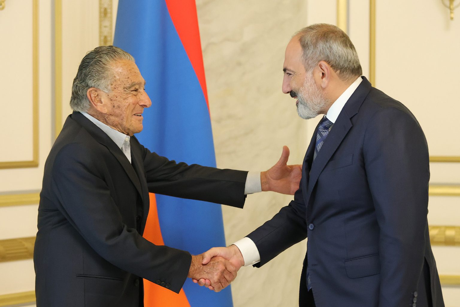 Հակուած ենք մեծ, լայնածաւալ ներդրումներ կատարելու Հայաստանի մէջ. Էտուարտօ Էռնեկեանը՝ Նիկոլ Փաշինեանին