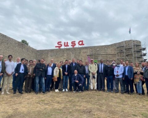 «Հարց կ'առաջանայ՝ ինչո՞ւ Յունաստանի դեսպանը միացեաւ Ալիեւի ռեժիմի կազմակերպած քարոզչական շրջագայութեան՝ Լեռնային Ղարաբաղի հայկական գրաւեալ տարածքներ». Greek City Times