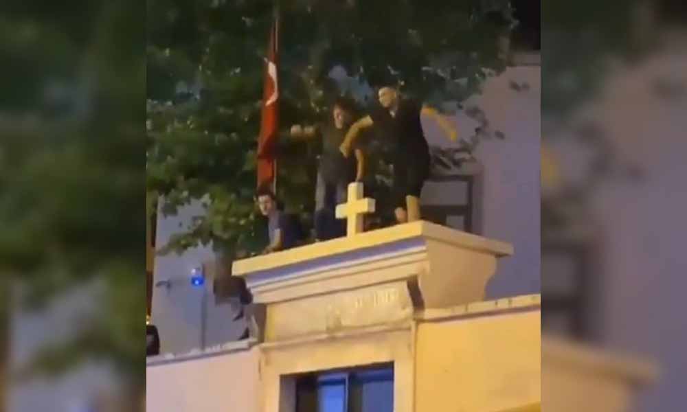 Թուրքիոյ մէջ քաղաքացիները բարձրանալով հայկական եկեղեցւոյ պատի վրայ՝ պարած են խաչի շուրջ