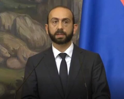 Հայաստանի եւ Ատրպէյճանի միջեւ խաղաղութեան պայմանագրի շուրջ որեւէ բանակցութիւն չկայ. Արարատ Միրզոյեան