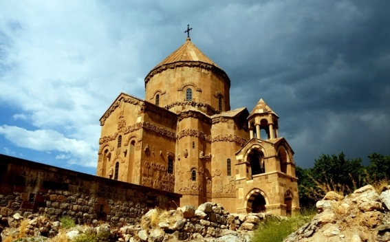 Վանի Սուրբ Խաչ եկեղեցւոյ այս տարուայ պատարագին սահմանափակ թիւով մարդ կը մասնակցի