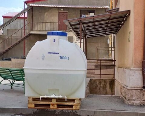Կարմիր խաչի աջակցութեամբ ջրամբարներ տեղադրուած են Ստեփանակերտի ջրազուրկ բնակելի շէնքերուն մօտ