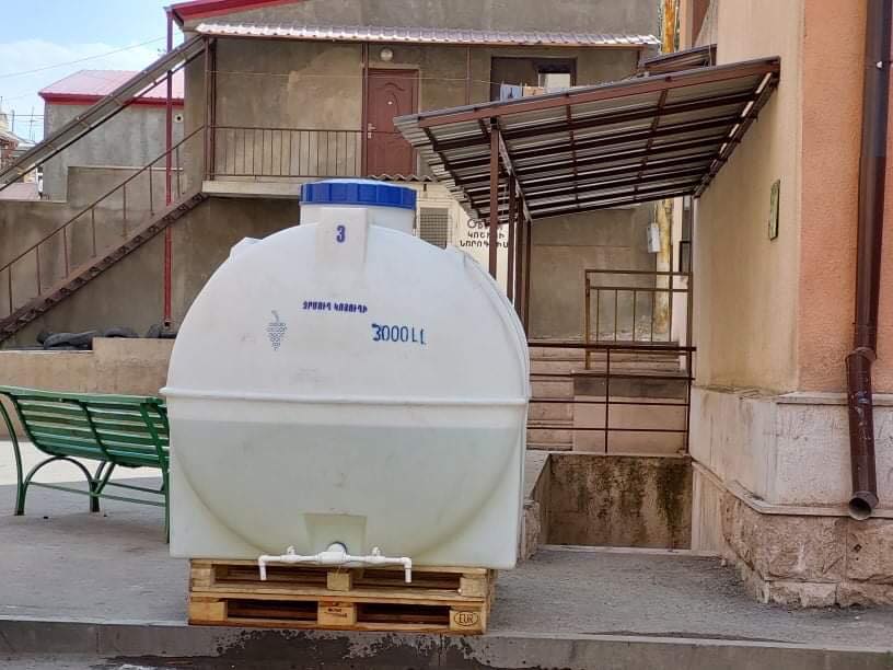 Կարմիր խաչի աջակցութեամբ ջրամբարներ տեղադրուած են Ստեփանակերտի ջրազուրկ բնակելի շէնքերուն մօտ