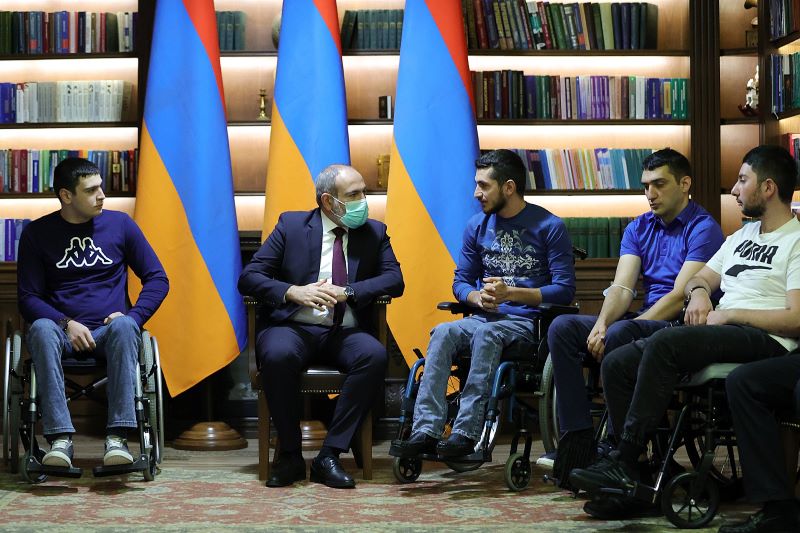 Վարչապետը այցելած է զինուորի տուն եւ հայրենիքի պաշտպաններու հետ մէկ վայրկեան լռութեամբ յարգանքի տուրք մատուցած հերոս հայորդիներու յիշատակին