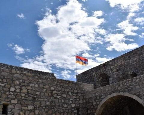 Ատրպէյճանը կը պահանջէ Ամարաս վանքի վրայ տեղադրուած Արցախի դրօշը վար առնել