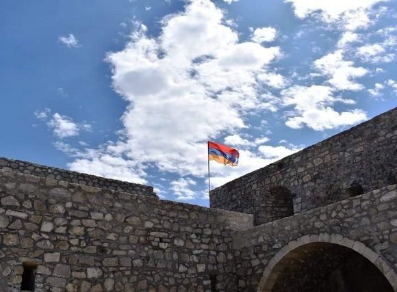 Ատրպէյճանը կը պահանջէ Ամարաս վանքի վրայ տեղադրուած Արցախի դրօշը վար առնել
