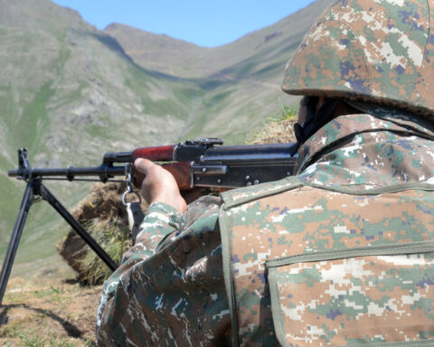 Երասխի մէջ զինծառայողը հրազէնային վիրաւորում ստացած է . ՊՆ