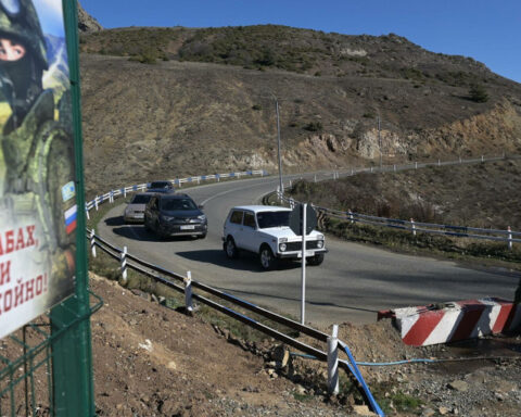 Ռուս խաղաղապահները մէկ օրուայ մէջ ապահոված են աւելի քան 500 մեքենայի եւ մօտ 2000 մարդու անվտանգ մուտքը Լեռնային Ղարաբաղ