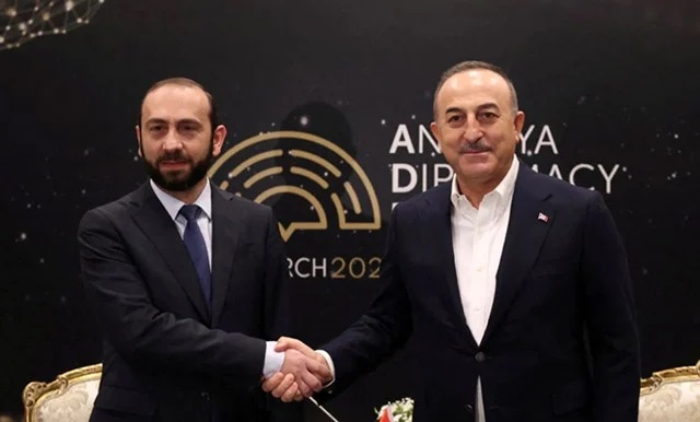 Անթալիոյ մէջ հանդիպած են Արարատ Միրզոյեանն ու Մեւլութ Չաւուշօղլուն