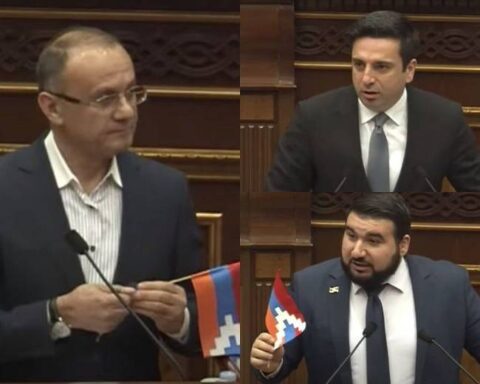 Վա՛ր դրէք մանթատները. Սէյրան Օհանեանը Արցախի դրօշը տեղադրեց ԱԺ ամպիոնին, ընդդիմութիւնը հեռացաւ դահլիճէն