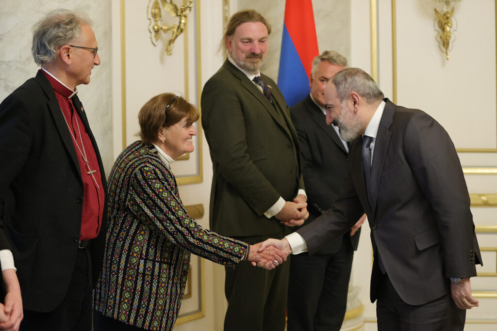 Փաշինեան Մեծ Բրիտանիա-Հայաստան բարեկամական պատուիրակութեան հետ քննարկած է ԼՂ շուրջ ստեղծուած իրավիճակը