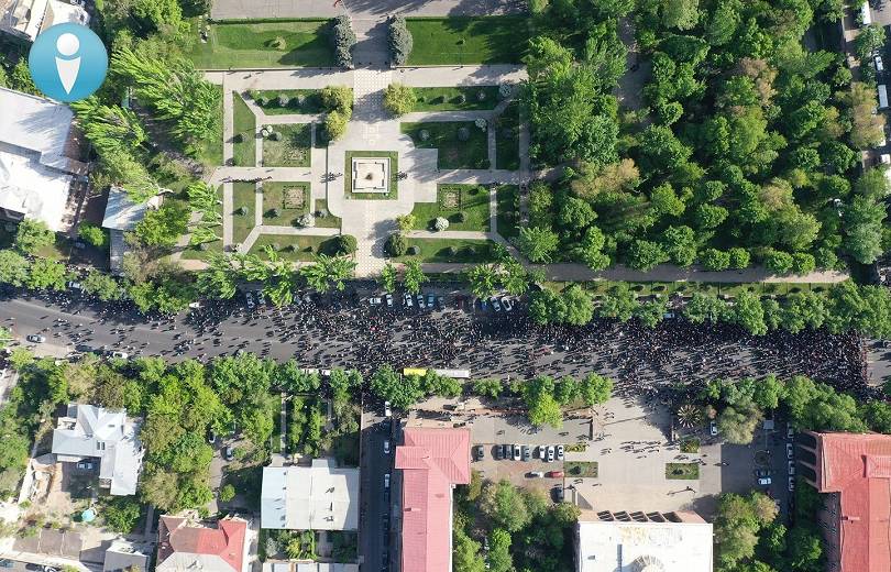 17:06-ի դրութեամբ Բաղրամեան պողոտայի՝ Ազգային ժողովին յարող հատուածին մէջ գտնուած է շուրջ 5000 մարդ․ ԻՔՄ