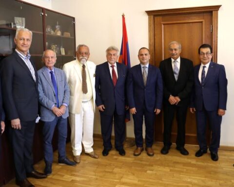 ՌԱԿ Կեդրոնական Վարչութեան պատուիրակութիւնը այցելեց ՀՀ Սփիւռքի գործերու գլխաւոր յանձնակատար Պրն. Զարեհ Սինանեանին