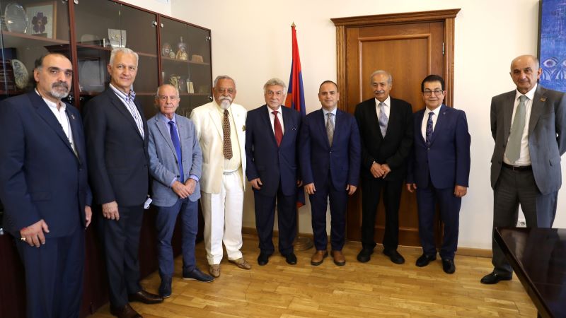 ՌԱԿ Կեդրոնական Վարչութեան պատուիրակութիւնը այցելեց ՀՀ Սփիւռքի գործերու գլխաւոր յանձնակատար Պրն. Զարեհ Սինանեանին
